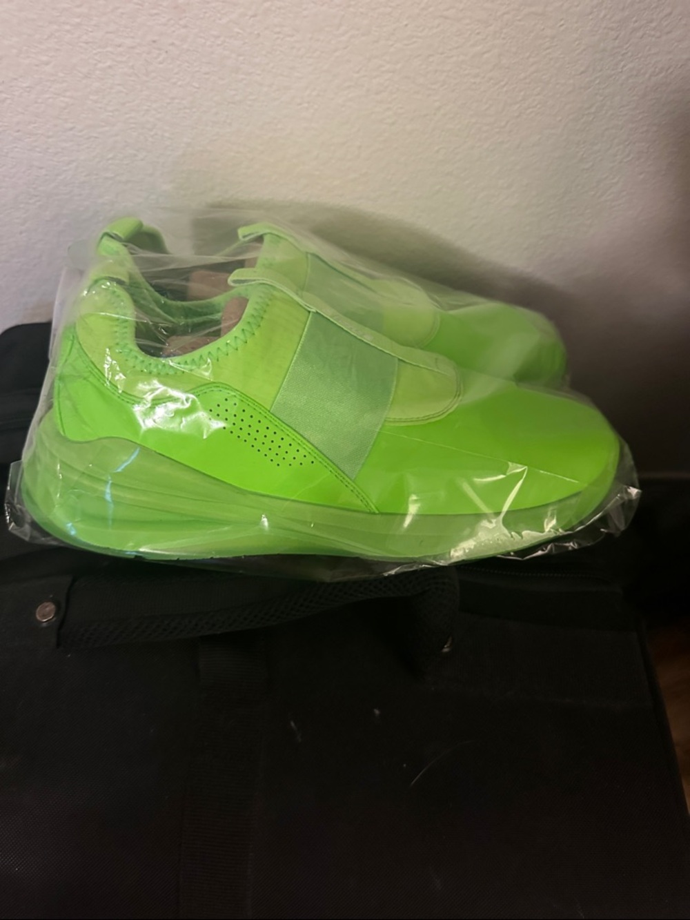 Clove New SOLO Neon Green- sz 9.5 Women- sz 8 Men. Retired Limited Edition Rare! - Picture 2 of 4